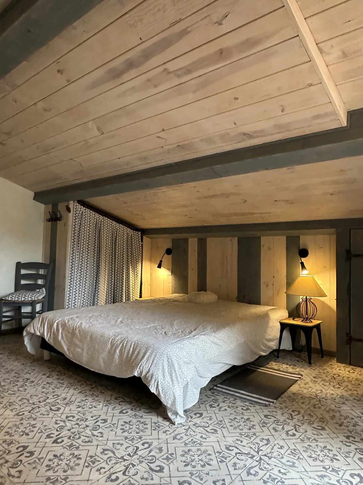 Chambre sous combles d'une villa de prestige, conciergerie dans le Var