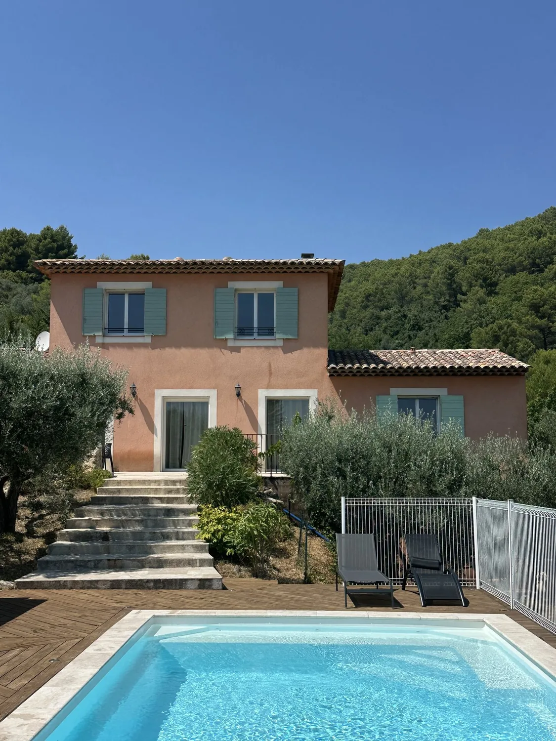 Villa provençale rose avec piscine, entretenue toute l'année dans le Var