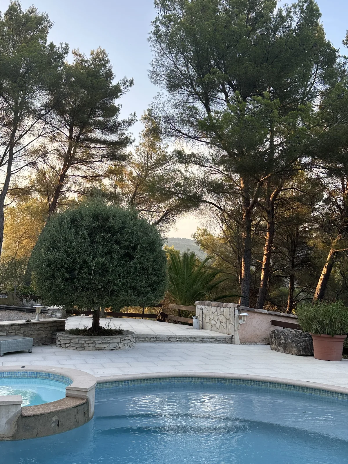 Villa avec piscine et jacuzzi extérieur dans le Var