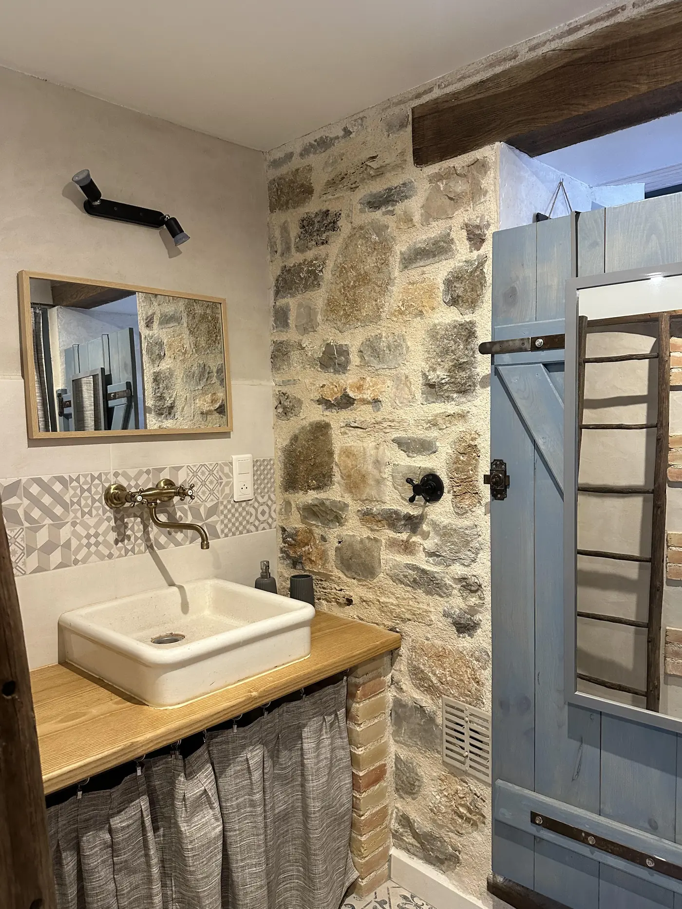 Salle de bain en pierre apparente d'une villa de prestige, conciergerie dans le Var