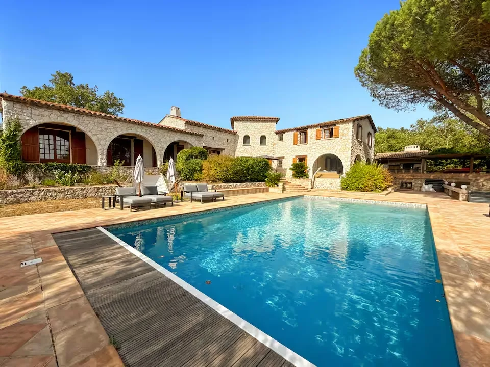 Extérieur entretenu d'une villa provençale, piscine et jardin dans le Var