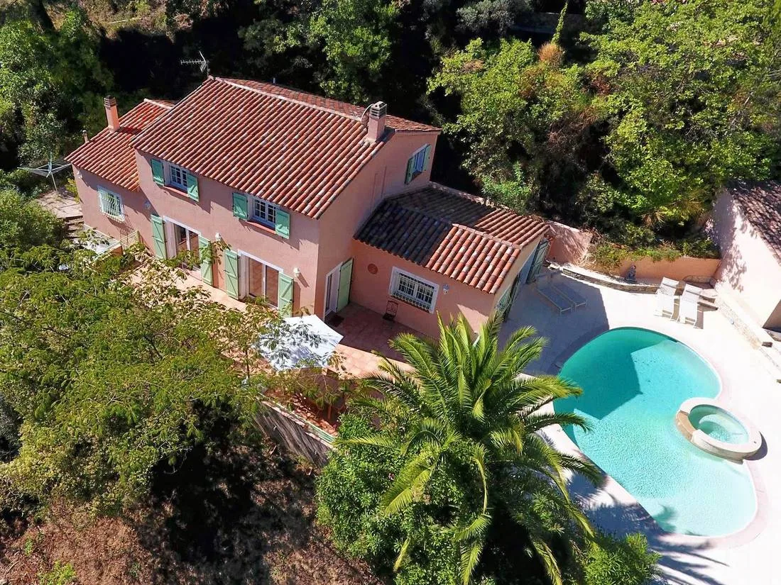 Vue aérienne d'une villa provençale rose avec piscine dans le Var
