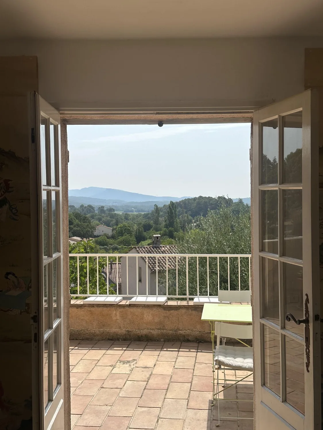 Terrasse d'une villa provençale ouverte sur la vallée boisée, en Dracénie et Pays de Fayence